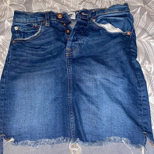 Jeans kjol stl XS - Säljer min fina jeand kjol. Använt den ett par gånger. Säljer den pga att den är för liten