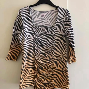 Tiger tip - Fin top med tigermönster