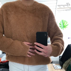 Mysig flufftröja  - Superfin beige och mjuk tröja, perfekt för kalla sommarkvällar! Superskönt material och passar storlekarna medium och small! (OANVÄND MED PRISLAPP KVAR)