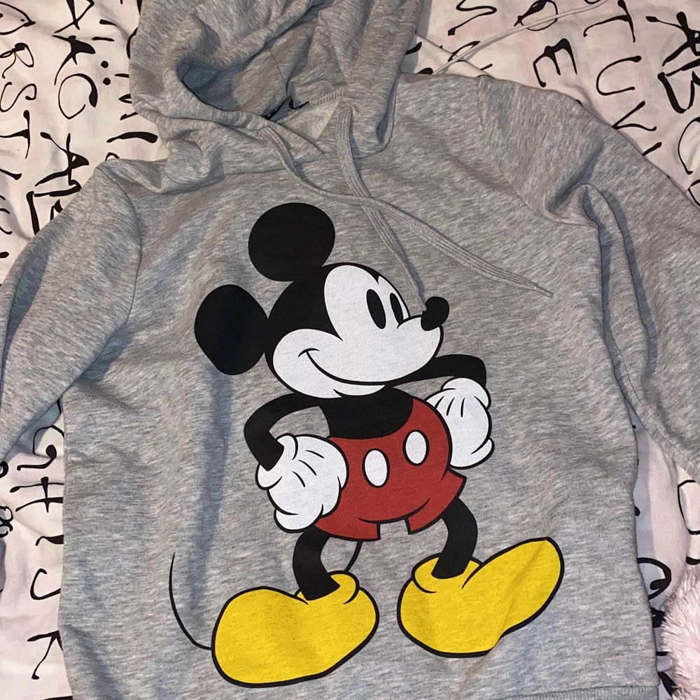 Super söt och skön hoodie med Mickey Mouse på. 💗 Köparen står för frakt 💗. Huvtröjor & Träningströjor.