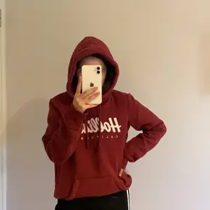 INTRESSEKOLL!!!! Säljer nu denna fina vinröda hoodie från hollister. Använd men är som gott som ny i sick. Den är i storlek S men skulle säga att den är lite mer i Overzized. [Köparen står för frakten] 