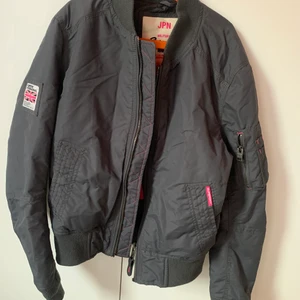 SuperDry bomberjacka - Snygg passform över hoodies och bra skick 
