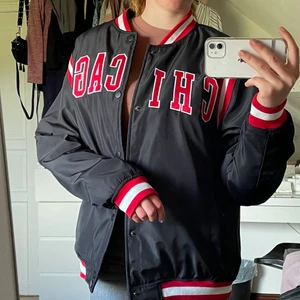 Chicago jacka  - Fin jacka som är använd 1 gång, nyskick! Inga märken eller skråmor. Säljs pga inte min smak av jacka😕  nypris 400kr. 