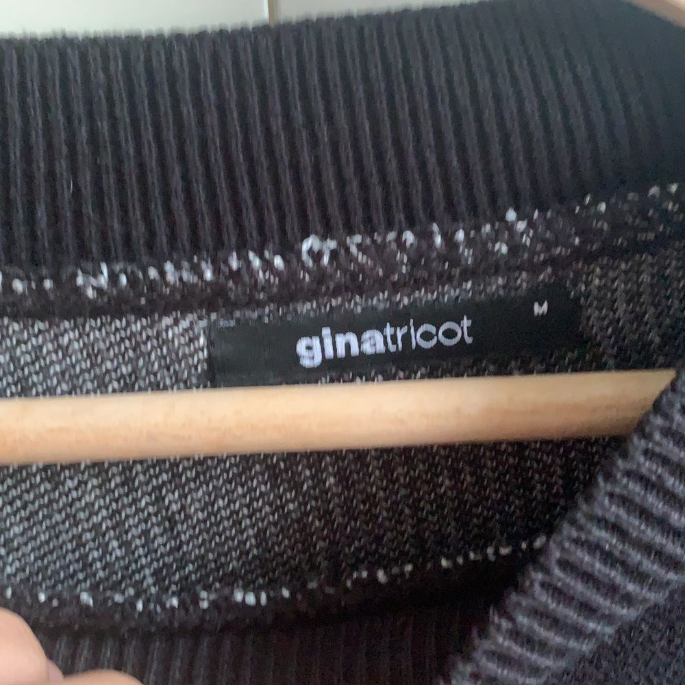 Jätte snygg sweatshirt från Gina tricot i storlek M, använd bara ett fåtal gånger . Tröjor & Koftor.