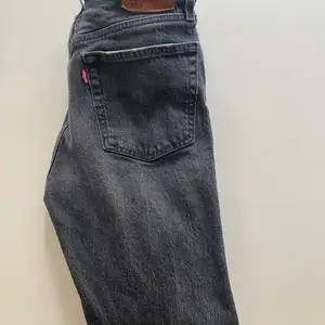 Jättesnygga grå Levi’s Jeans.  Säljer pga för små.                Nypris: 1199 kr 