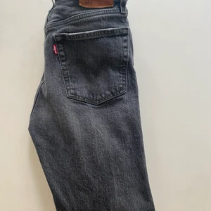 Gråa Straight High Waist Levi’s Jeans  - Jättesnygga grå Levi’s Jeans.  Säljer pga för små.                Nypris: 1199 kr 