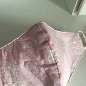 Rosa mask - En helt ny oanvänd mask jag fick hem i ett paket av misstag. Aldrig använt. Kan justeras till allas olika huvudstorlekar. Köparen står för frakt