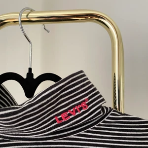 Levis polo - Svart- & vitrandig polotröja från Levis, med röd logga på hals, storlek M. Fint skick! 🌹