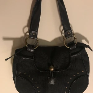 Väska med nitar - Skit snygg liten väska med nitar