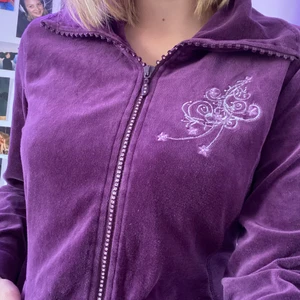 Y2k zip up hoodie - Jättesnygg zip up hoodie i bra skick!! Storlek L, passar även M. Väldigt 00-tal / y2k. 💘💘💘