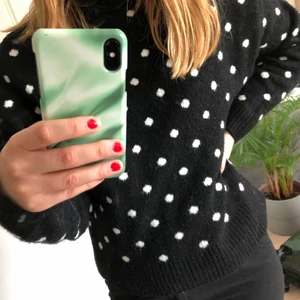 Stickad tröja  - En prickig, stickad tröja i nytt skick. Den är storlek XS men så pass oversize att den passar S också🥰 100 kr eller bud ❤️
