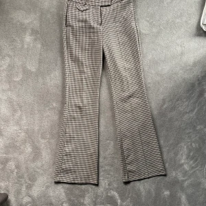 Mango byxor strl 38 - Snygga rutiga byxor från mango! Som nya i skicket. Sparsamt använda! Kan gå ner i pris vid snabb affär! 