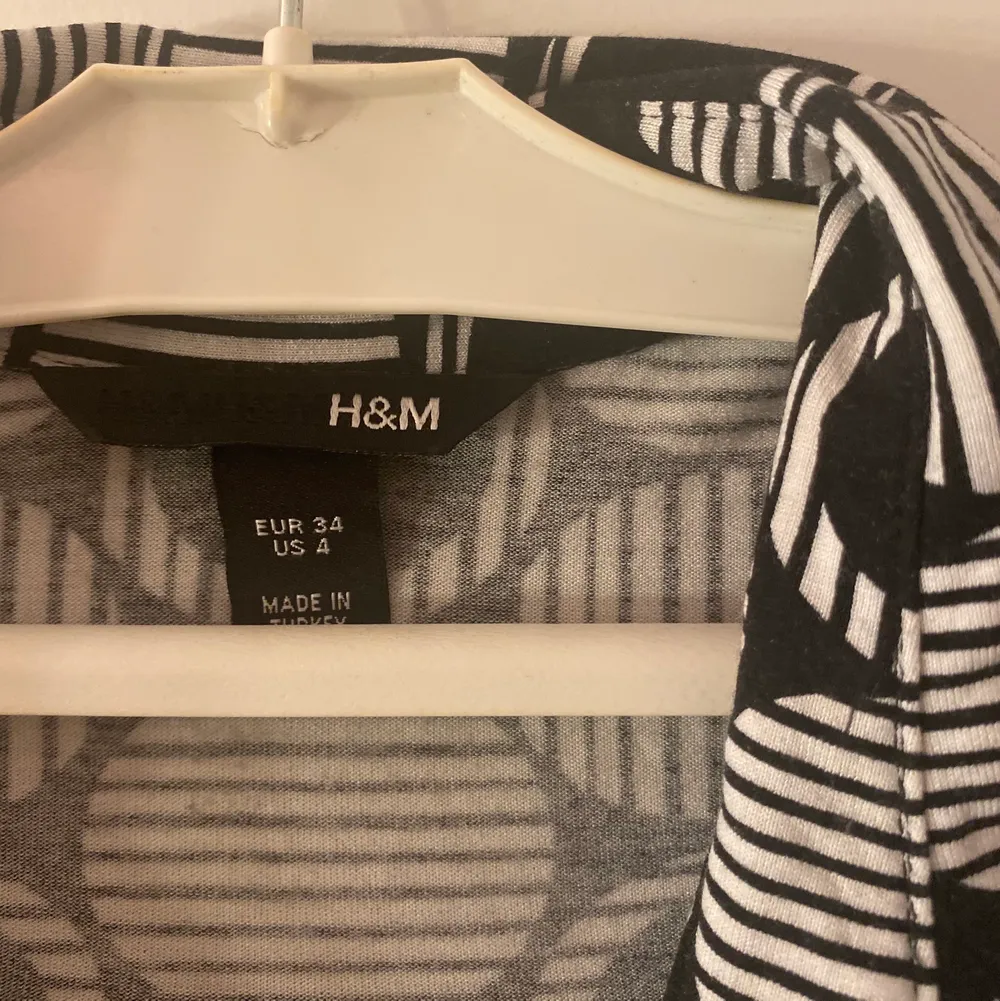 Klänning från H&M som inte passar längre, perfekt för sommaren! 💛. Klänningar.