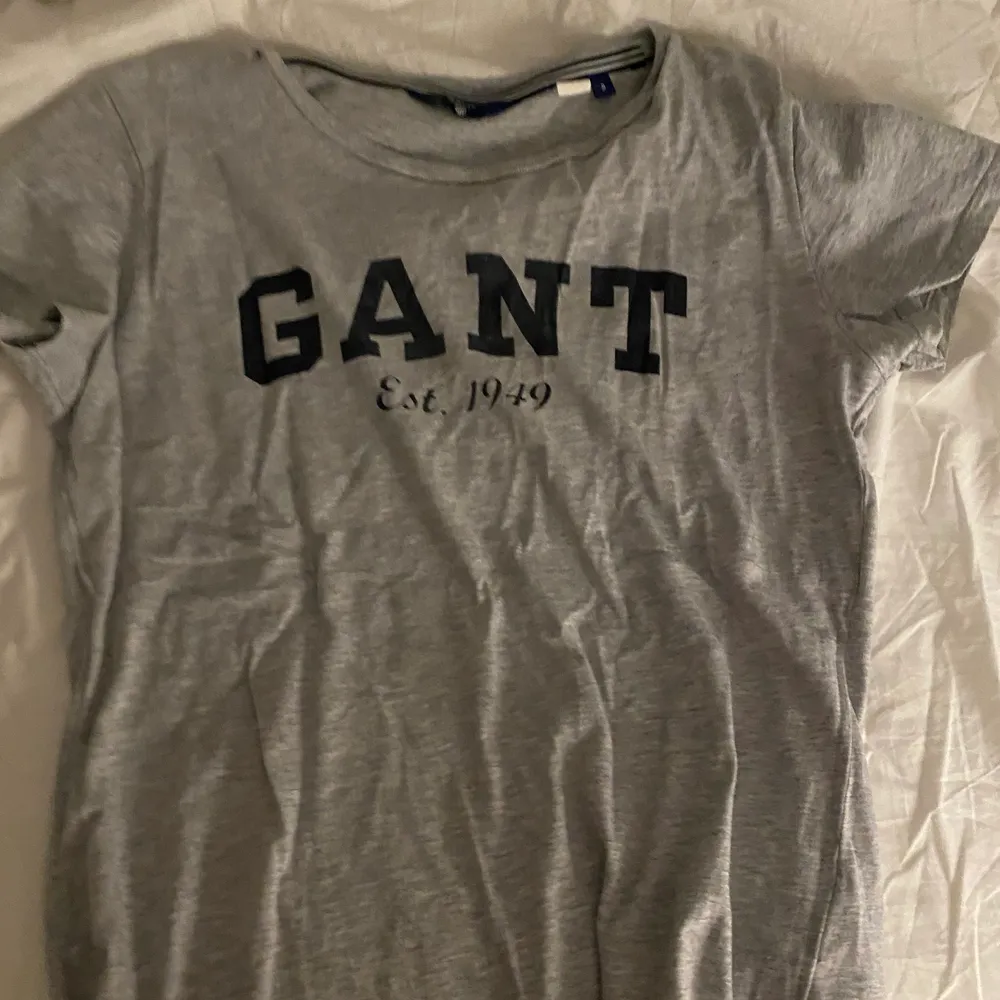 En vanlig grå Gant T-short i storlek S.   . Toppar.