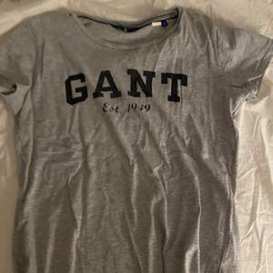 En vanlig grå Gant T-short i storlek S.   