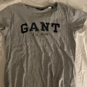 Gant t-shirt strl S - En vanlig grå Gant T-short i storlek S.   