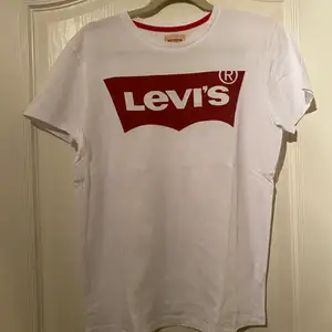 En vit Levis T-shirt som inte används längre. Den är i ett bra skick och i storlek S. Priset är inte spikat! Kan gå ner vid snabb och smidig affär.