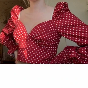 Rödprickig blus! - En supersöt röd och vitprickig blus! Säljer pga inte riktigt min stil längre. Använd max 2 ggr. Kolla gärna mina andra annonser för paketpris! ❤️🤍❤️