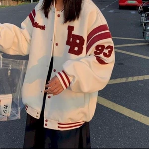 Varsity jacket - En helt splitet ny varsity jacka som är ej använd. Den passa tyvär inte mig så jag säljer denna här kontakta gärna om intresserad och för mer bilder.  Ps: ej retur 