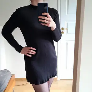 Black minidress from H&M. Great for everyday outfits - looks well with any shoes! 🥿👢👟👠👞Total length 80 cm. Material - 95% cotton, 5% elastane - very soft and giving nice flattering fit.