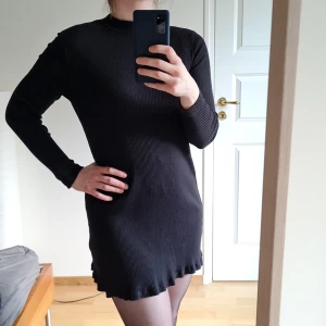 Black cotton H&M dress - Black minidress from H&M. Great for everyday outfits - looks well with any shoes! 🥿👢👟👠👞Total length 80 cm. Material - 95% cotton, 5% elastane - very soft and giving nice flattering fit.