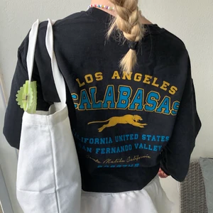 Sweatshirt med tryck  - Asball oversized sweatshirt med tryck på ryggen 💙💛 passar till allt och är riktigt skön! 