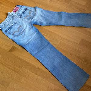 Säljer dessa lågmidjade jeans från Replay som tyvärr är för korta för mig. Storleken är W27 L32 men det går att sprätta upp dem. 