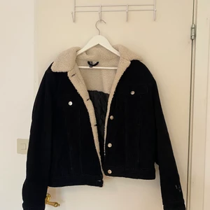 Fin teddyjacka i stl M - Superfin Teddyjacka i stl M, passar även dom som har S (som mig) men blir lite oversizeed och passar även en L men sitter då lite tightare