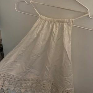 Topp - Vit topp med öppen rygg. Använt få tal gånger, bra skick! Perfekt till sommaren då den är ganska tunn. 