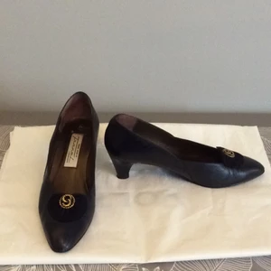 Pumps - Mörkblå. Använda enstaka gånger. Finns på Hisingen. Betalning via swish