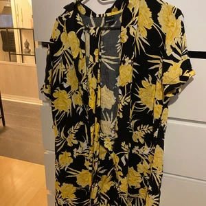 Klänning - Somrig klänning ifrån Gina tricot. Använd en gång. Säljes pga för liten.