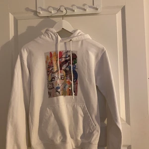 Hoodie - Säljer min otroligt fina hoodie från the cool elephant. Denna är väldigt fin nu till sommaren på grund av dess färger. Den sitter väldigt bra också om man vill ha en hoodie som sitter över jeansen och som inte är så stor. Den har två små fläckar tyvärr, som dock inte alls märks av. Såg dem nyss när jag skulle fota den. Säljer för ungefär 250 då den är köpt för 600kr❤️ skriv för mer frågor privat 💕 pris kan diskuteras vid snabb affär!