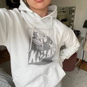 Hoodie - Säljer denna görsnygga hoodie som längre inte kommer till användning då jag har fööör många hoodies hahah men skitsnygg! Skriv vid frågor❤️