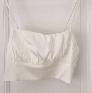 Vit sommrig topp - Storlek: L men passar även medium                                                                        Helt oanvänd, bara testat ett par gånger