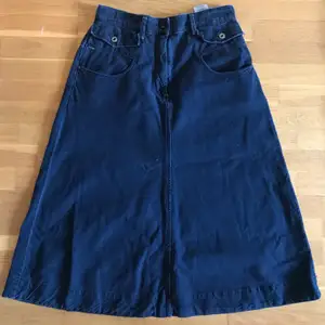 Midi jeans indigo skirt from G-Star. In perfect condition, only worn once. Retails for about 600 SEK.