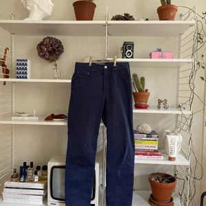 Levis byxor  - Mörkblå Levisbyxor i bomullstyg , passar storlek 27/28 i jeans. Bra vintage skick