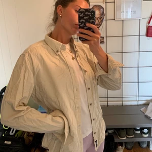 Overshirt Manchester  - Beige overshirt i storlek M (herr). 