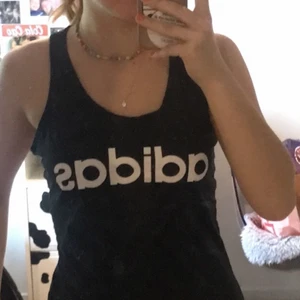 Linne adidas! - Snyggt linne från adidas som kan användas både till träning och till vardags. Säljer pga. använder inte längre. Har endast använts 2-3 gånger. Skriv för fler bilder. Kan mötas upp i Göteborg annars frakt 66kr❤️