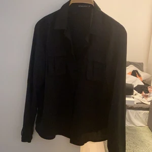 Skjorta - Säljer min svarta skjorta, storlek xs