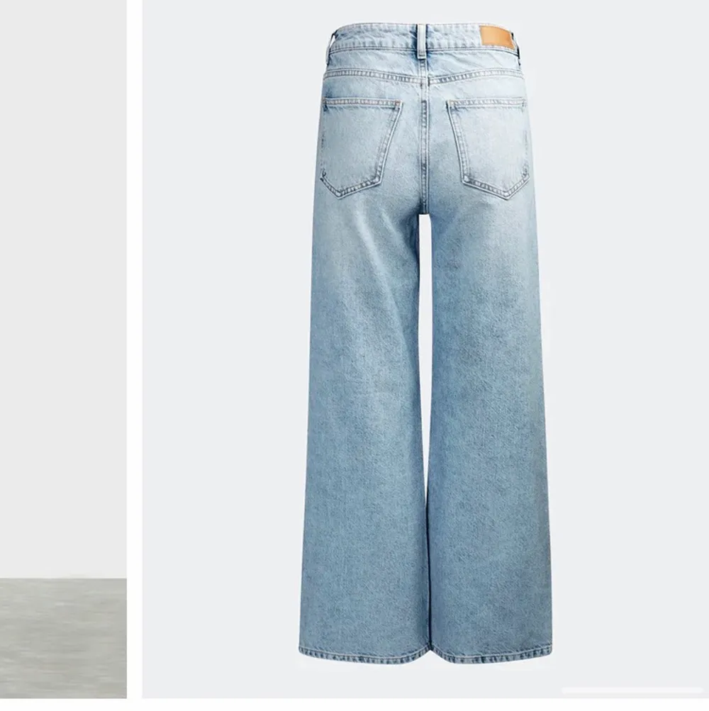 Jättefina vida ljusblåa jeans från bikbok, perfekta till sommaren använda bara en gång💛💛 (ny pris 599) blir bud om många intresserade💖. Jeans & Byxor.
