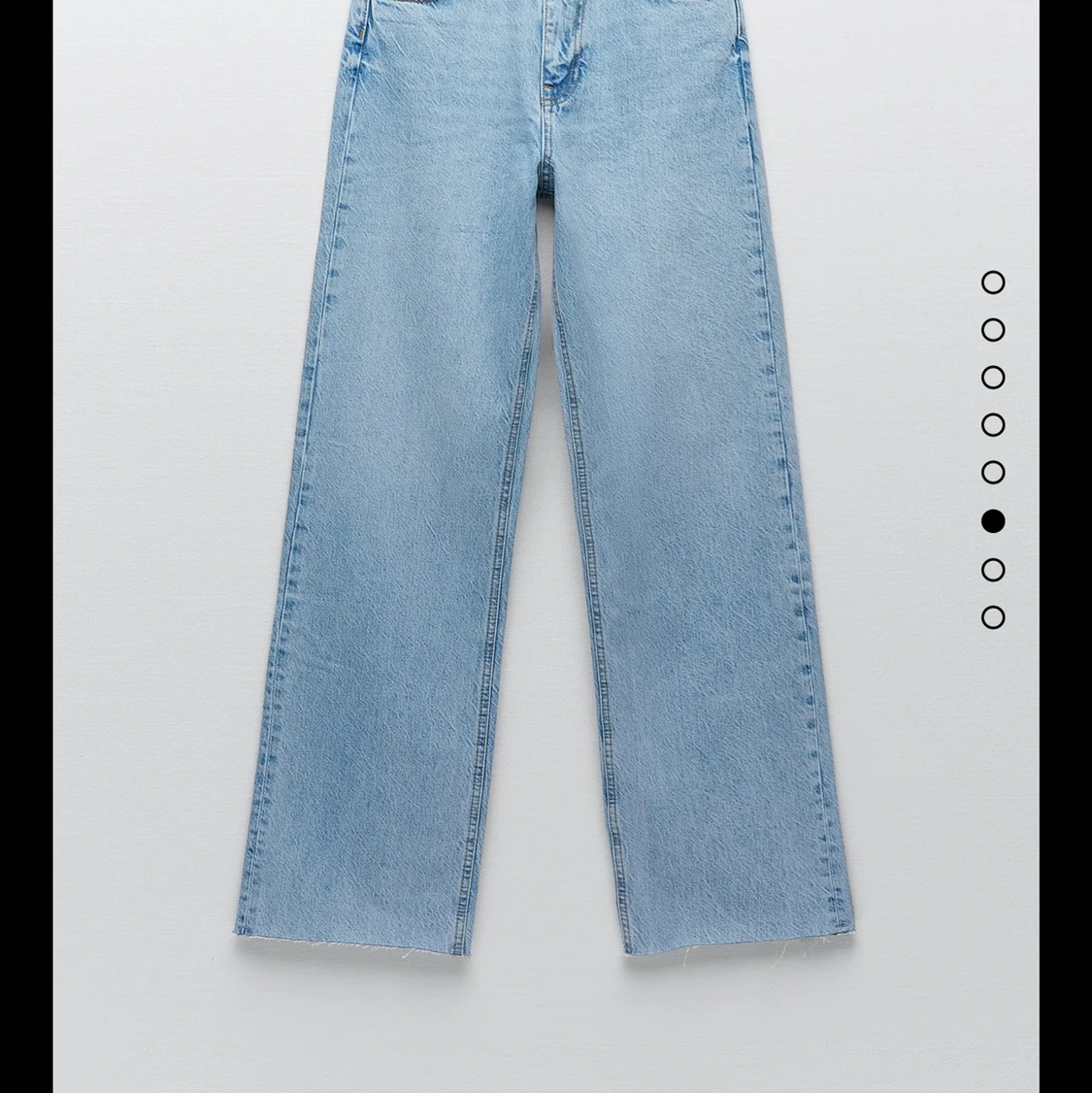 Ett par högmidjade jeans från zara i strl 34 men passar även 36! Nypris: 400kr. Köparen står för frakten!