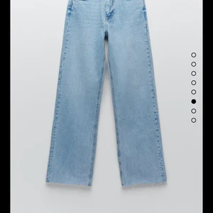 Ett par högmidjade jeans från zara i strl 34 men passar även 36! Nypris: 400kr. Köparen står för frakten! - Blå jeans från Zara