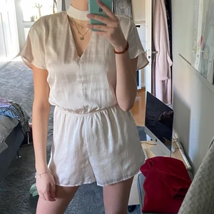 Beige byxdräkt - Supersöt beige och blank byxdräkt, endast använd ett fåtal gånger så i superfint skick!!