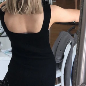 Ribbstickad klänning  - Säljer denna svarta klänning som är helt SLUTSÅLD hos Gina Tricot! Klänningen är helt ny men prislappen är borttagen.  Den är i storlek XS men skulle säg att den passar större storlekar också. Priset kan diskuteras! Köparen står för frakt 🥰