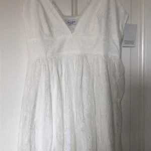 Oanvänd studentklänning  - Superfin studentklänning, aldrig använd, lappar kvar! Säljer för 350kr. Från chiara forti. Storlek 44☺️köparen står för frakt på 45kr.