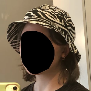 Buckethat - Cool buckethat från cheap Monday! Endast använd 2 gånger så är i helt nyskick. Köpte denna på en av de sista samplesalen efter att företaget lades ner. Kan mötas upp annars tillkommer frakt.