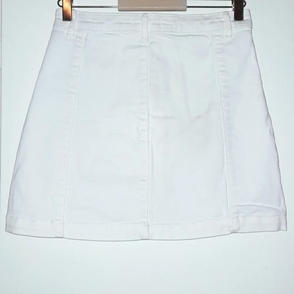 En vit jeans kjol från Gina tricot storlek 36 i bra skick . Kjolar.