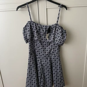 Helt ny jumpsuit från Miss Selfridge - Superfin som tyvärr aldrig kommit till använding. Helt oanvänd jumpsuit/playsuit med mönster. Strl 36