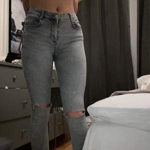 Jeans från zara i väldigt bra skick. Jag på bilden är 168 och dem är inte för korta för mig:)