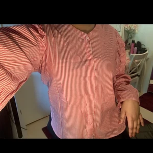 Blus med knappar  - Säljer denna blus med röda ränder och ballongarmar 💙💙 väldigt fint till sommaren!!! Perfekt skick :)